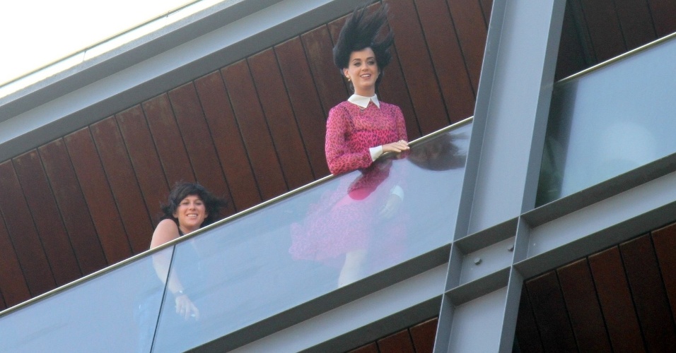Na sacada do hotel em que está hospedada no Rio de Janeiro, Katy Perry conversa com os fãs (30/7/12)