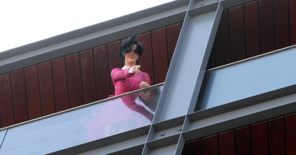 Na sacada do hotel em que está hospedada no Rio de Janeiro, Katy Perry interage com os fãs, que vão ao delírio (30/7/12)