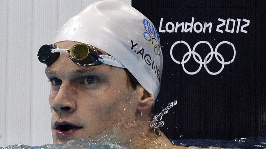 Nadador francês Yannick Agnel olha para o placar após a prova dos 200 m livre - AFP PHOTO / FABRICE COFFRINI