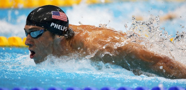 Norte-americano Michael Phelps nada para vencer a segunda semifinal dos 200 m borboleta