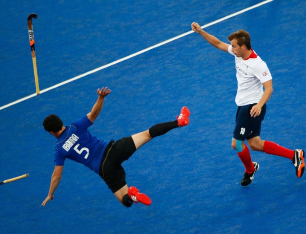 O argentino Pedro Ibarra é derrubado pelo britânico Matthew Daly durante partida pelo torneio masculino