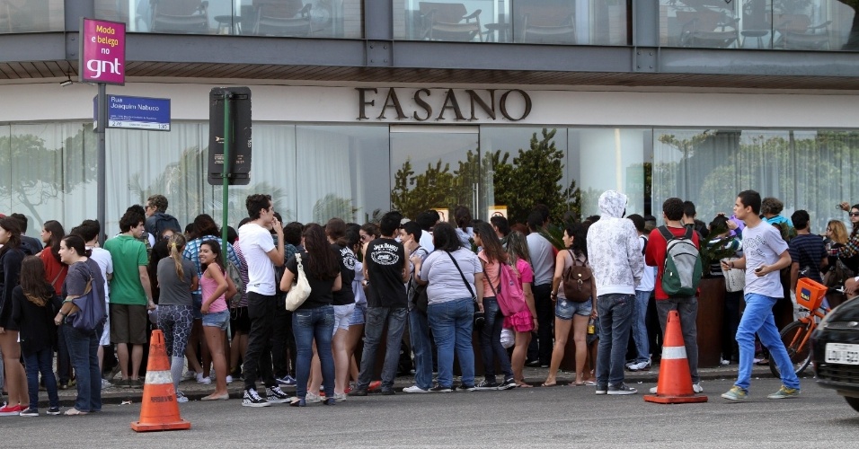 Os fãs de Katy Perry quase fecharam a entrada do Hotel Fasano, no Rio de Janeiro (30/7/12)