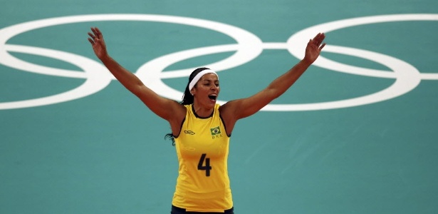 Paula Pequeno comemora ponto da seleção brasileira na partida contra os Estados Unidos, em Londres