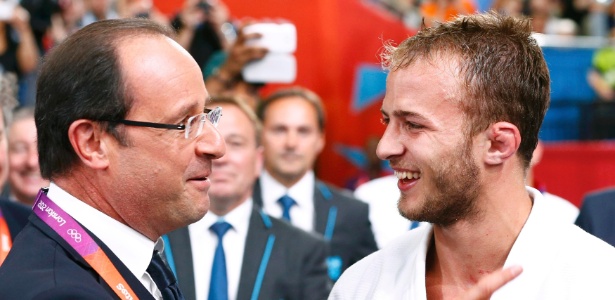 Presidente francês François Hollande parabeniza o lutador Ugo Legrand pela medalha de bronze 