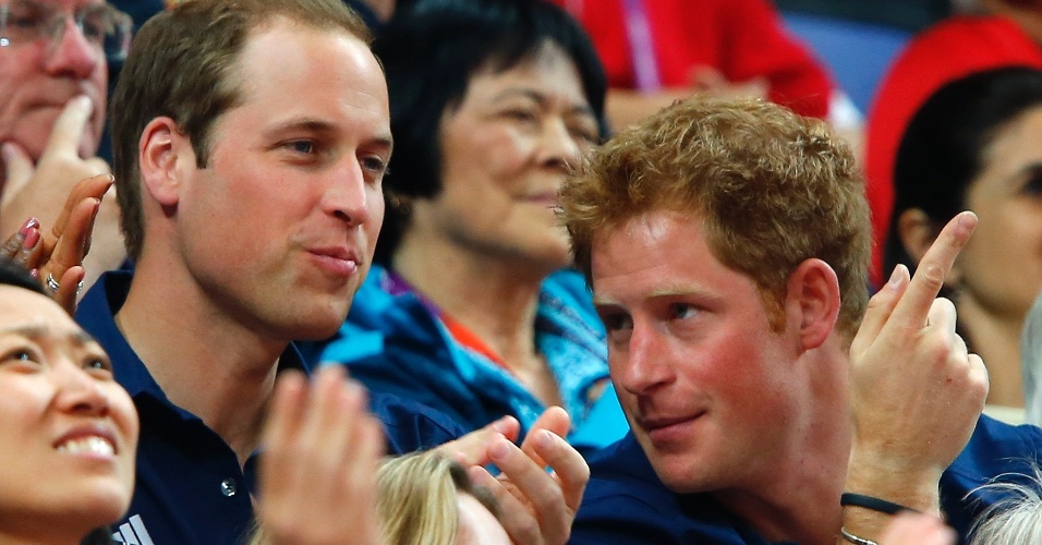 Príncipe William e príncipe Harry acompanham medalha histórica do Reino Unido na ginástica