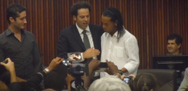 Ronaldinho recebe título de cidadão honorário do vereador Daniel Nepomuceno - Gabriel Duarte/UOL