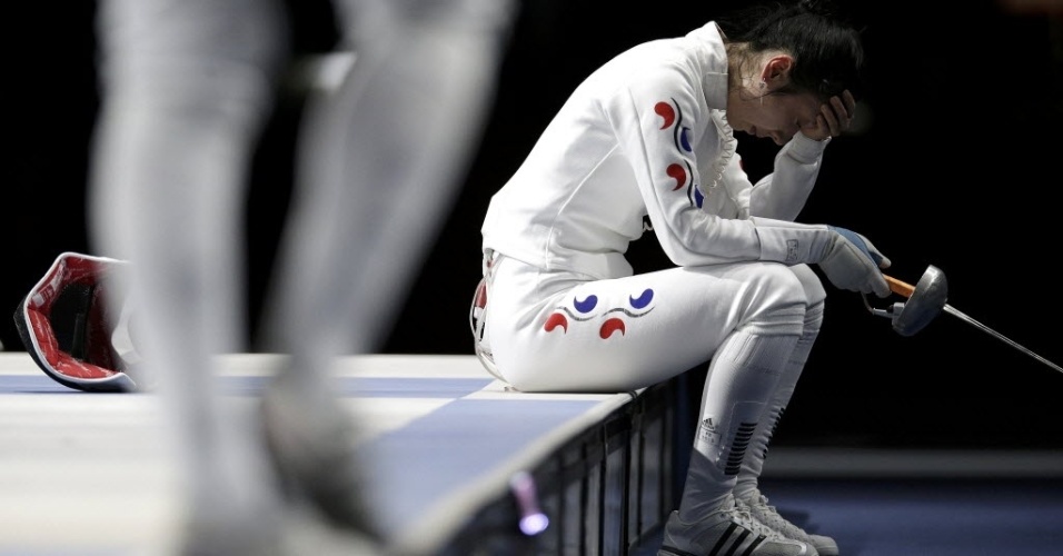 Sul-coreana Shin A Lam chora após ter sido declarada derrotada nas semifinais da esgrima, categoria espada