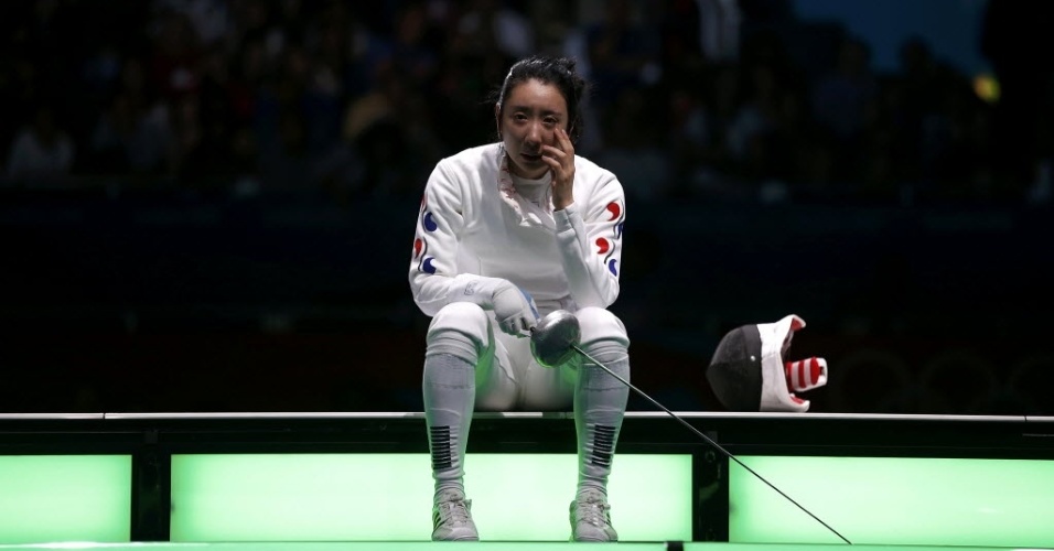 Sul-coreana Shin A Lam chora após ter sido declarada derrotada nas semifinais da esgrima, categoria espada, nos Jogos de Londres