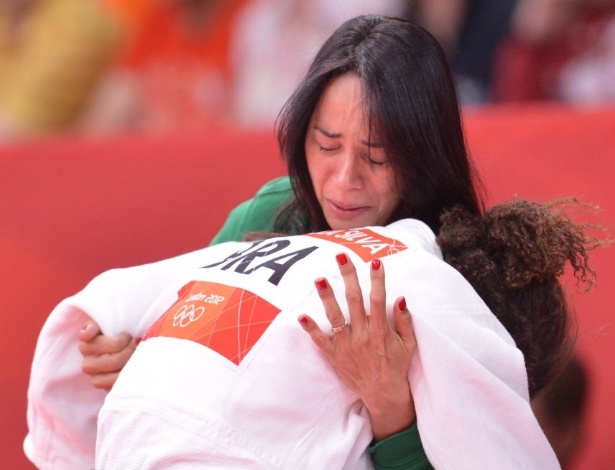A técnica Rosicleia Campos tenta consolar Rafaela Silva após a derrota