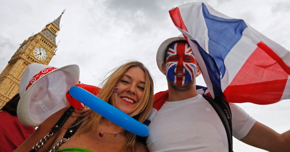 Torcedores britânicos passam pelo Big Ben durante o terceiro dia de competições nos Jogos Olímpicos de Londres