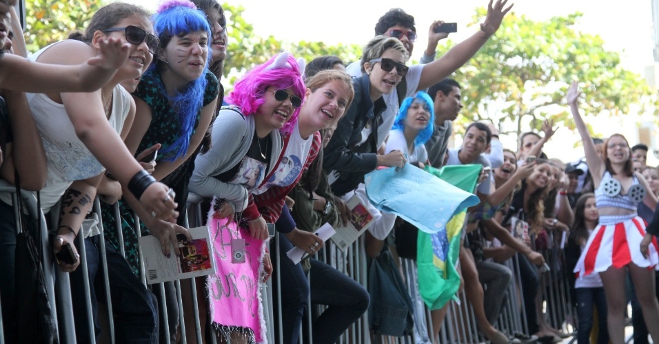 Usando perucas e roupas coloridas no mesmo estilo de Katy Perry, fãs esperam a estrela pop aparecer na janela do hotel em que está hospedada, no Rio de Janeiro (30/7/12)