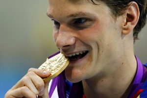 Yannick Agnel morde a medalha de ouro conquistada nos 200 m livre