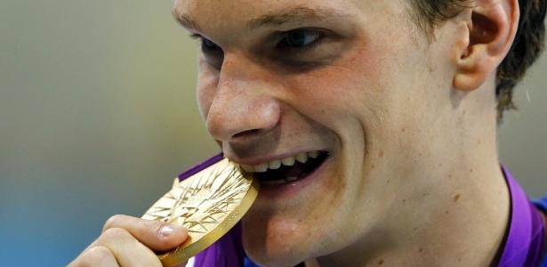 Yannick Agnel morde a medalha de ouro conquistada nos 200 m livre