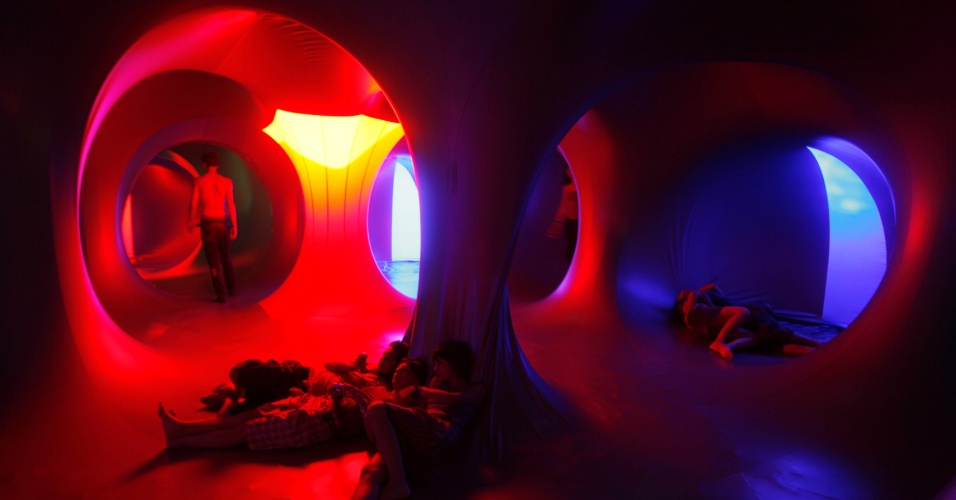 31.jul.2012 - Foto de arquivo mostra foliões relaxados dentro da instalação inflável 3D "Luminarium", criada pelo designer britânico Alain Parkinson, durante festival de música em Budapeste, na Hungria