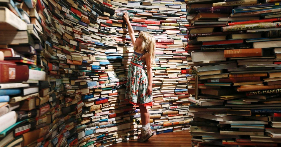 31.jul.2012 - Imagem mostra menina dentro de uma instalação labirinto feita com 250.000 livros, no Royal Festival Hall, em Londres. A obra é de autoria dos artistas Marcos Saboya e Gualter Pupo
