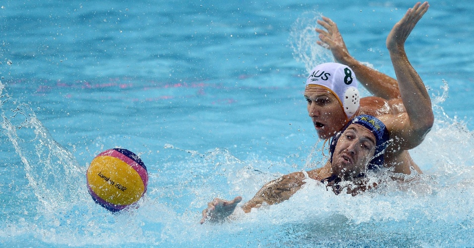 31.jul.2012 - Jogador australiano Sam McGregor (toca branca) disputa bola com Vladimir Ushakov, do Cazaquistão, durante partida de polo aquático nos Jogos Olímpicos de Londres