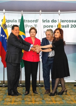 Chávez (esq) ao lado dos homólogos Dilma Rousseff, Pepe Mujica (Uruguai), e Cristina Kirchner (Argentina), em encontro que formalizou a entrada da Venezuela no Mercosul, na terça-feira (31); suspenso, o Paraguai não participou