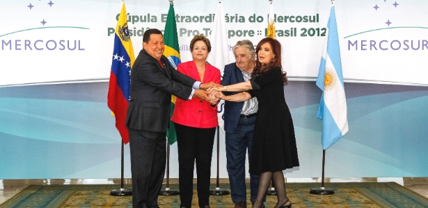 Dilma Rousseff posa para fotografia oficial da Cúpula Extraordinária do Mercosul em julho ao lado dos presidentes da Venezuela, Hugo Chavez, do Uruguai, José Pepe Mujica, e da Argentina, Cristina Kirchner, em Brasília (DF)