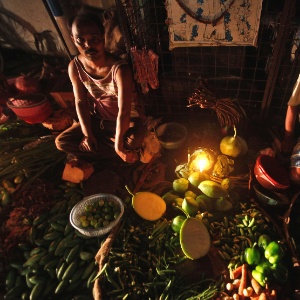 Vendedores improvisam com luz de lampião durante o blecaute em Calcutá, na terça-feira (31). Milhões de pessoas foram afetadas pelo blecaute, em 15 Estados do país - Rupak De Chowdhuri/Reuters