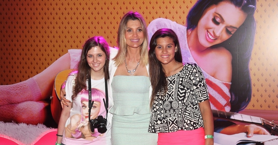 A atriz Flávia Alessandra com a filha Giulia (à dir.) e com a sobrinha na pré-estreia de do filme de Katy Perry, "Part of Me 3D" (30/7/12)