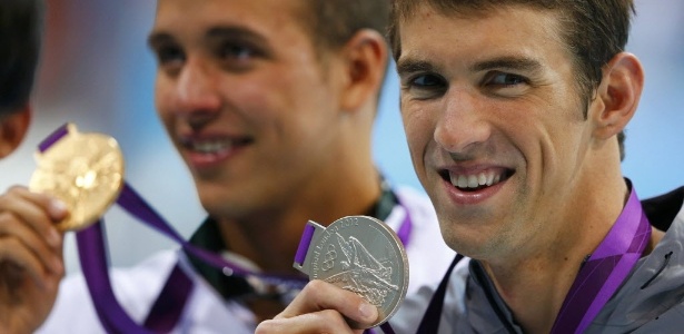 Ao lado do campeão Le Clos, Phelps sorri com a medalha de prata histórica nos 200 m borboleta