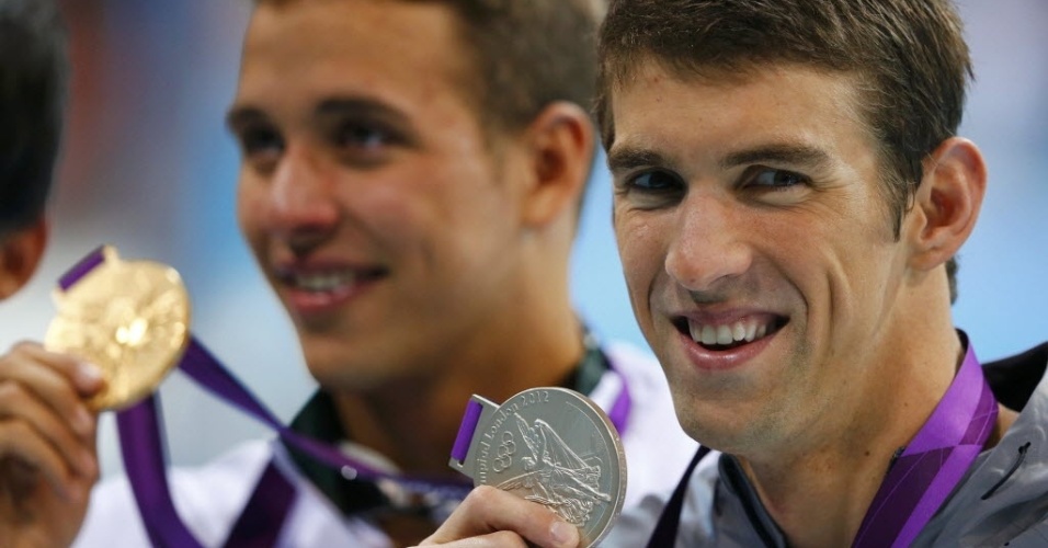 Ao lado do campeão Chad le Clos, Michael Phelps sorri com a medalha de prata nos 200 m borboleta