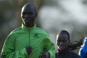 Atleta Vivian Cheruiyot, do Quênia, corre com dois colegas