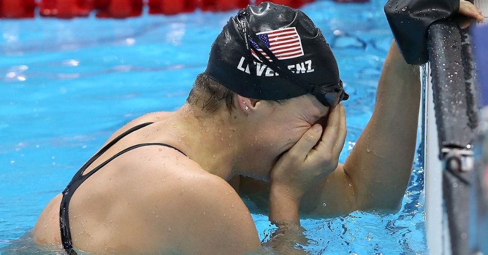 Caitlin Leverenz, atleta dos Estados Unidos, chora após conquistar a medalha de ouro nos 200 m medley