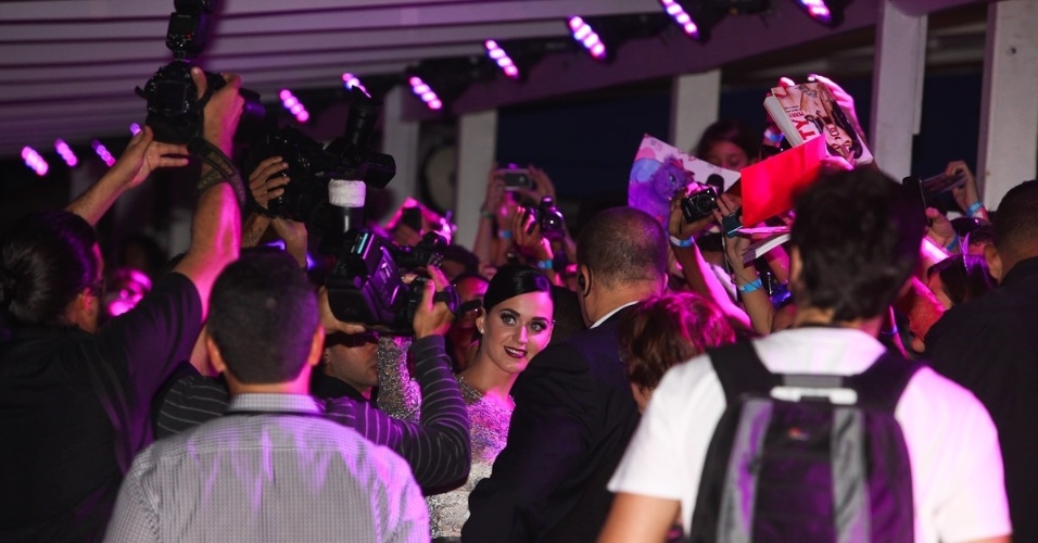 Cantora Katy Perry atende os fãs e a imprensa na pré-estreia de seu filme "Part of Me 3D" no Rio de Janeiro (30/7/12)