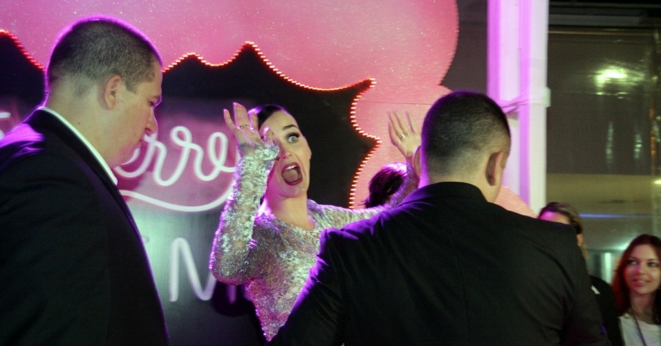 Cantora Katy Perry faz cara de espanto quando uma fã diz que veio de Curitiba só para vê-la no Rio de Janeiro (30/7/12)