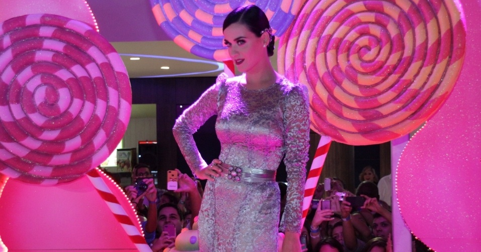 Cantora Katy Perry posa com um vestido Dolce&Gabbana na pré-estreia de "Katy Perry: Part of Me 3D" no Rio de Janeiro (30/7/12)