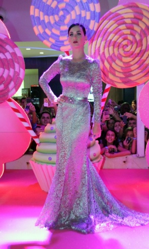 Cantora Katy Perry posa com um vestido Dolce&Gabbana na pré-estreia de "Katy Perry: Part of Me 3D" no Rio de Janeiro (30/7/12)