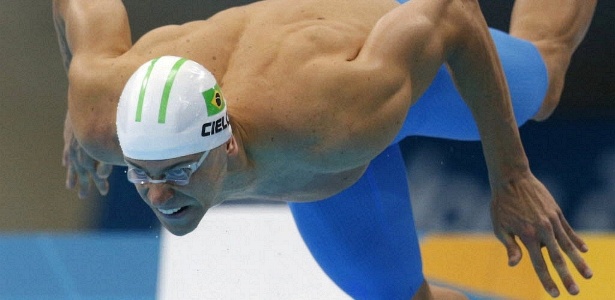 Cesar Cielo mergulha para nadar a semifinal dos 100 m livre