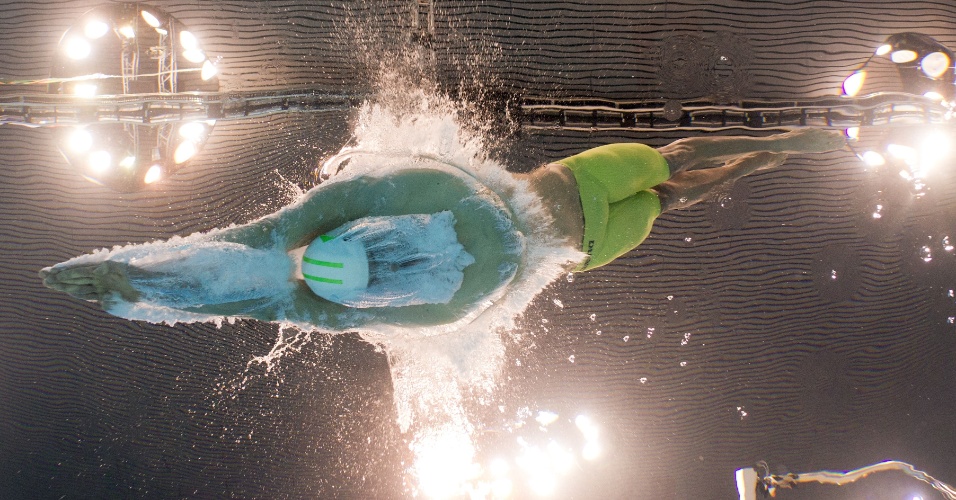 Cesar Cielo mergulha para sua bateria na eliminatória dos 100 m livre, na Olimpíada de Londres