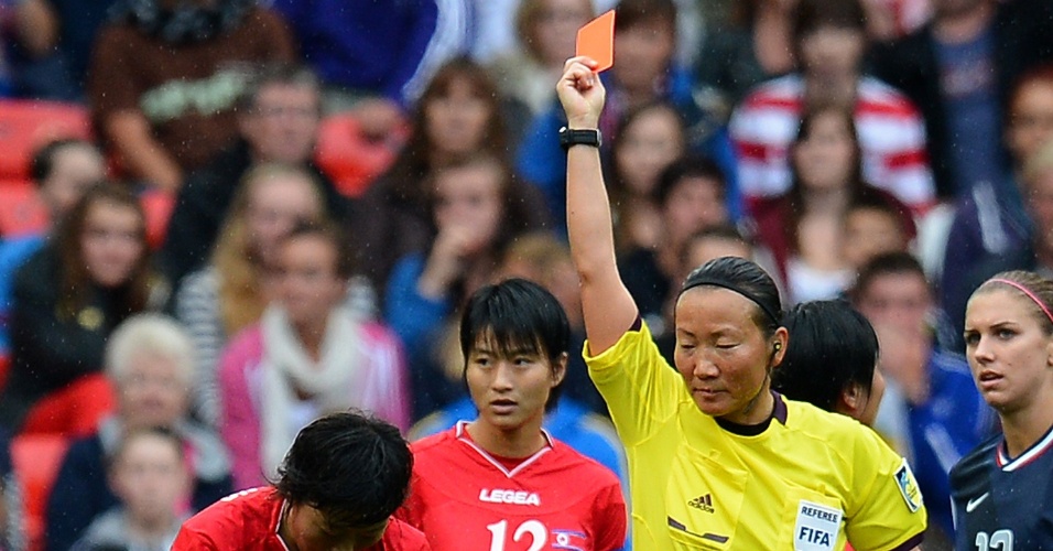 Choe Mi Gyong recebe o cartão vermelho da árbitra sueca Jenny Palmqvist