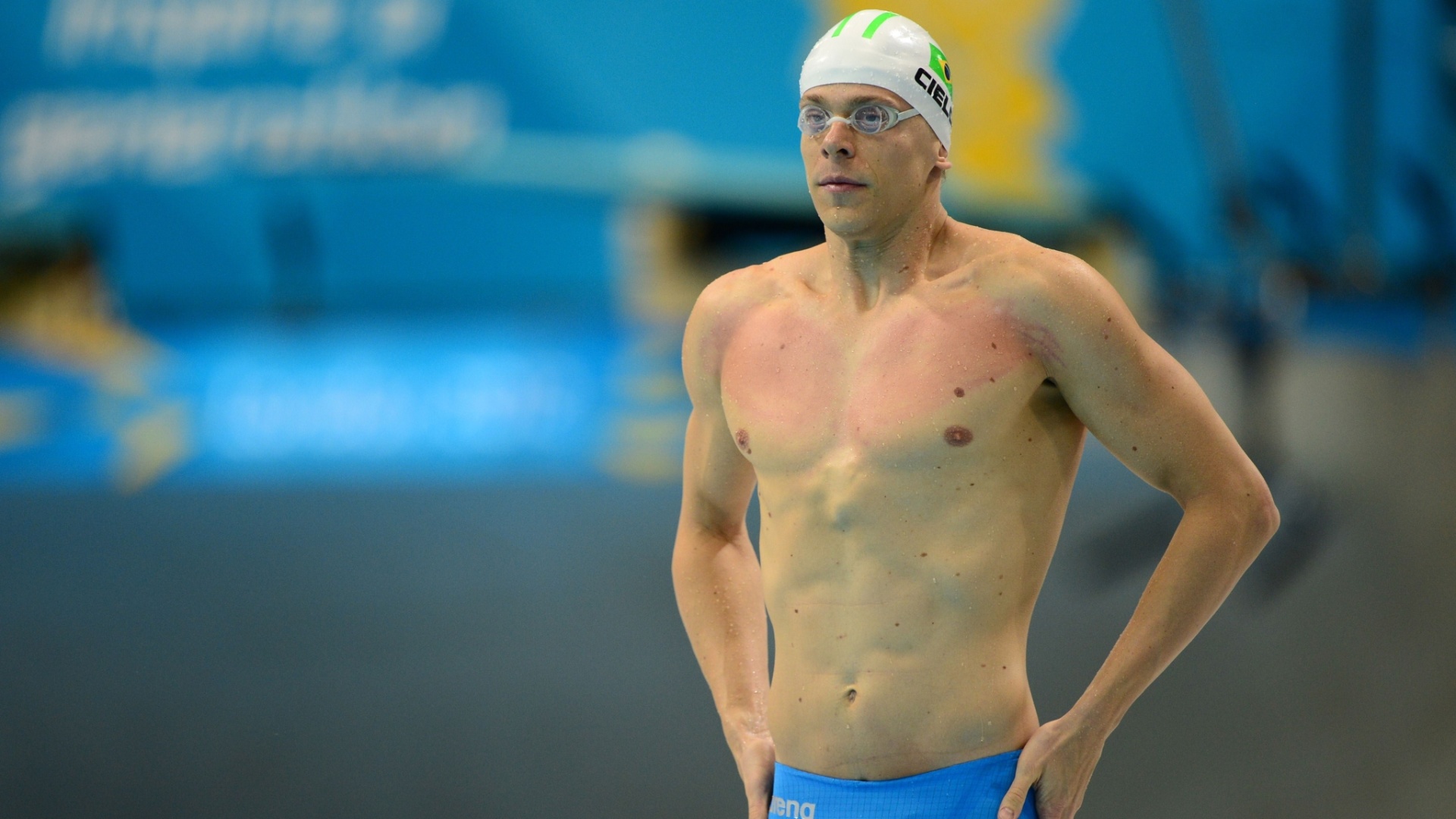 Depois de aparecer de verde-limão, Cesar Cielo optou pelo azul para nadar as semifinais dos 100 m livre