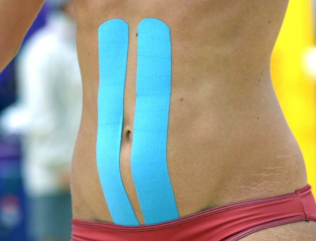 Detalhe na barriga da alemã Laura Ludwing durante jogo de vôlei de praia