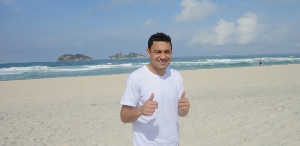 Eder Luis posa para a reportagem do UOL Esporte na Praia da Barra da Tijuca - Vinicius Castro/ UOL Esporte