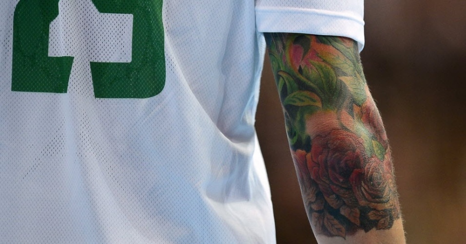 Fotógrafo clica em detalhe tatuagem no braço do jogador húngaro de handebol Szabolcs Zubai 