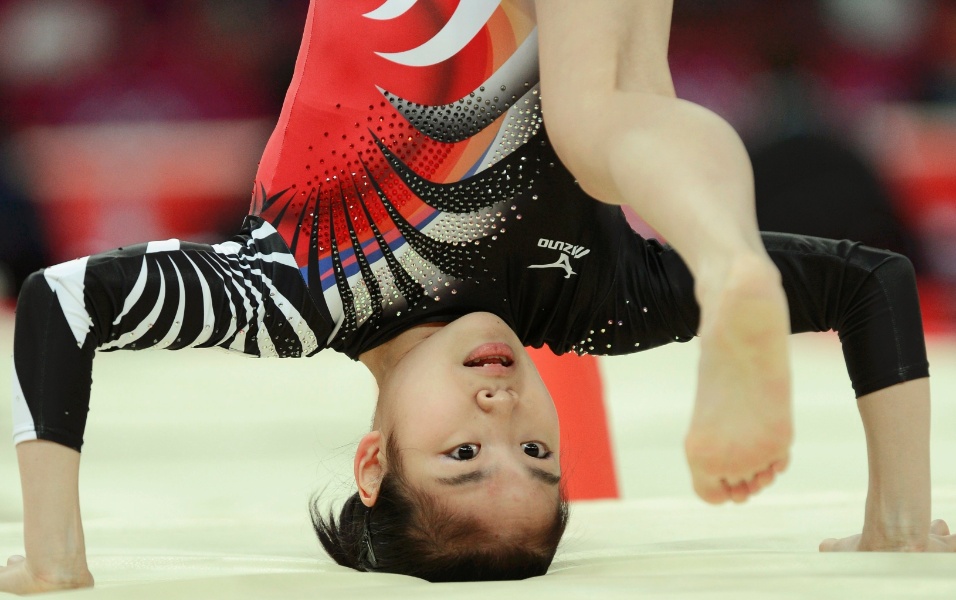 Japonesa Yu Minobe cai da trave e bate a cabeça no chão durante a final feminina por equipes da ginástica artística (31/07/2012)