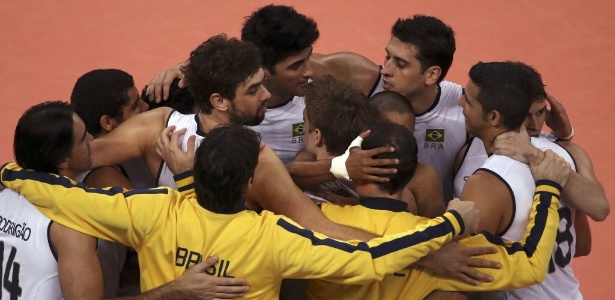 Jogadores brasileiros se abraçam e comemoram a vitória tranquila sobre a Rússia nesta terça-feira