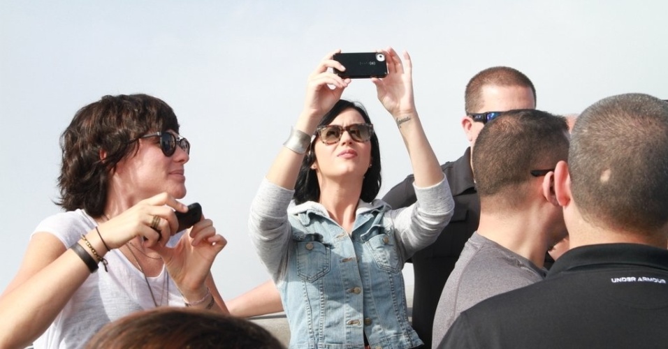 Katy Perry visitou o Cristo Redentor, ponto turístico do Rio de Janeiro (31/7/12). A cantora está na cidade para divulgar o filme "Part of Me"