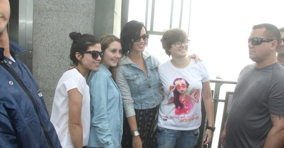 Katy Perry visitou o Cristo Redentor, ponto turístico do Rio de Janeiro (31/7/12). Durante o passeio ela aproveitou para tirar fotos com os fãs. A cantora está na cidade para divulgar o filme "Part of Me"