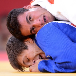 Leandro Guilheiro em sua primeira luta no dia; judoca não conseguiu quebrar a sina dos favoritos do Brasil