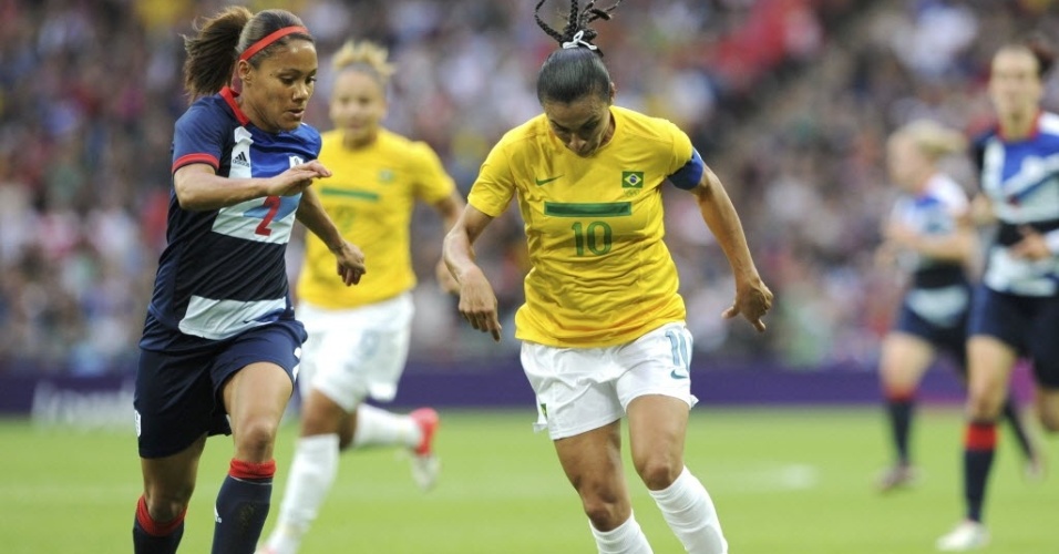 Marta, camisa 10 da seleção brasileira, conduz a bola cercada de perto pela britânica Alex Scott