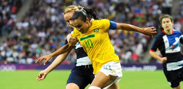 Marta tenta escapar da marcação de jogadora britânica na partida no estádio Wembley
