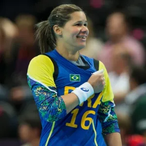 Mayssa, goleira da seleção brasileira de handebol, comemora vitória sobre Montenegro na Olimpíada - Lalo de Almeida/Folhapress