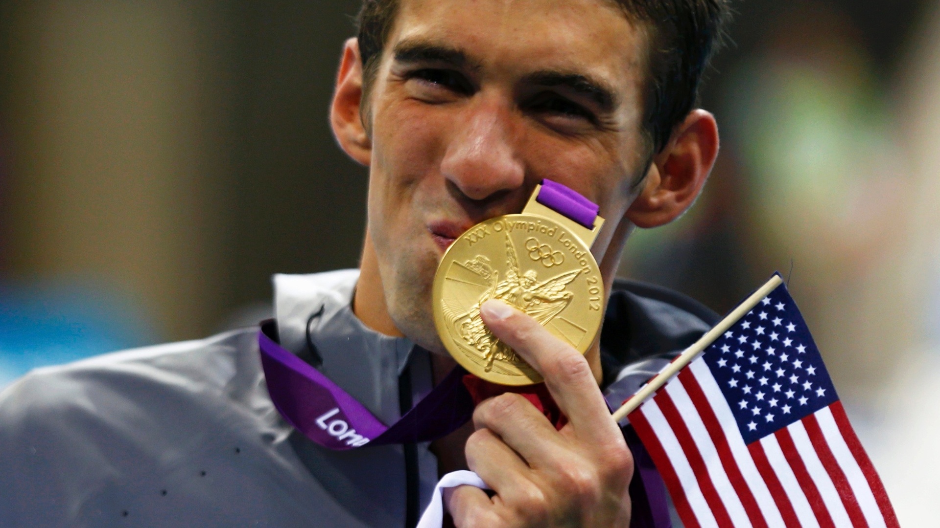 Michael Phelps beija ouro dos 4x200m livre, sua 19ª medalha olímpica