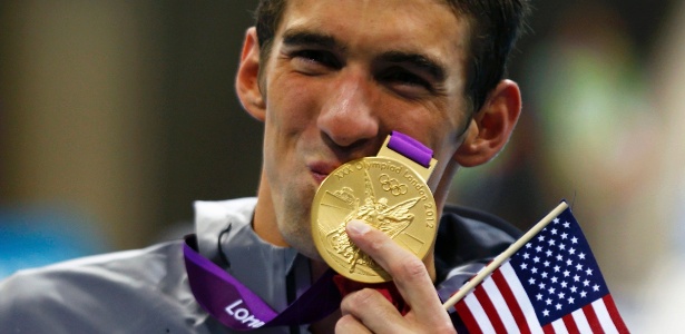 Michael Phelps beija ouro dos 4x200m livre, sua 19ª medalha olímpica