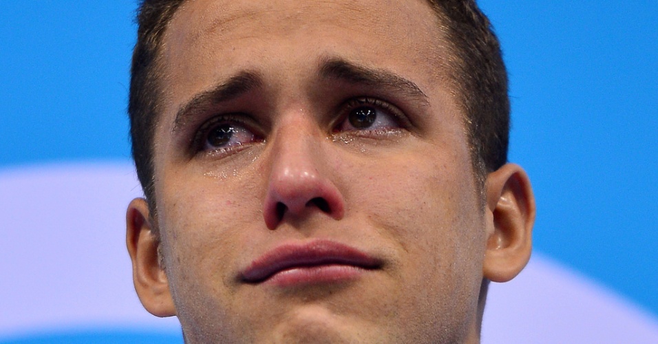 Nadador Chad Le Clos, da África do Sul, chora após receber medalha de ouro nos 200 m borboleta, prova em que bateu Phelps